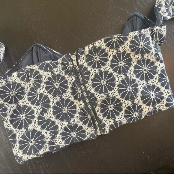 Bardot Kaela Broderie Off-Shoulder Navy Blue Top Size Small/4 embroidery - Picture 6 of 7